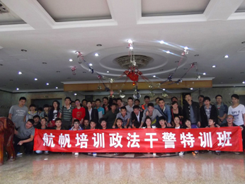 航帆培訓2012年云南省政法干警考試培訓VIP封閉式特訓班學員宿舍樓合影