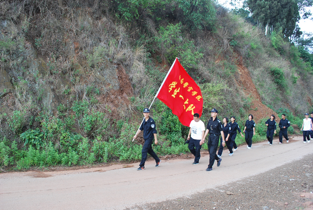 云南警官學(xué)院_野營拉練