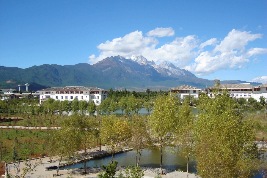 云南大學(xué)旅游文化學(xué)院——校園景觀(guān)圖(晨曦)
