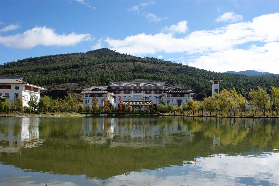 云南大學(xué)旅游文化學(xué)院——校園景觀(guān)圖(圖書(shū)館遠(yuǎn)眺)