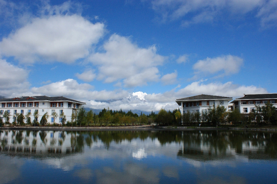 云南大學(xué)旅游文化學(xué)院——校園景觀(guān)圖(雪山遠(yuǎn)眺)