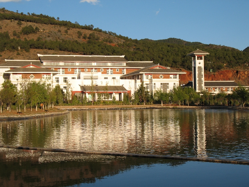 云南大學(xué)旅游文化學(xué)院——校園景觀(guān)圖(圖書(shū)館)