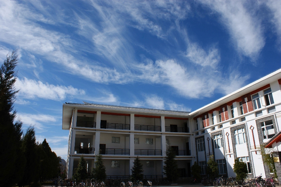 云南大學(xué)旅游文化學(xué)院——校園景觀(guān)圖(實(shí)驗(yàn)中心)